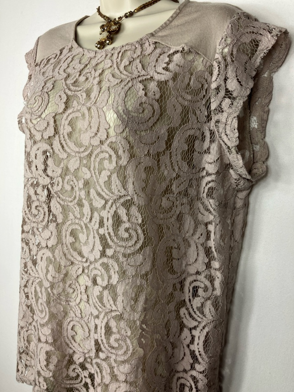 Chico's Lace Overlay Cap Sleeve Blouse in Taupe Sz Med DISCOUNTED SHIPPING - Picture 3 of 17